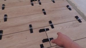 Укладка УЖАСНО кривой плитки 120*20 на пол. Классно получилось!