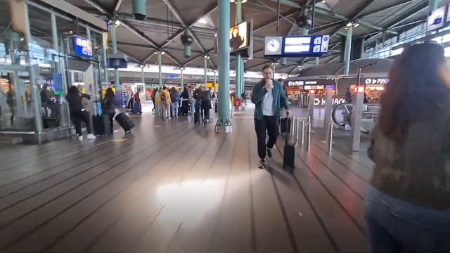 Schiphol Airport to Amsterdam City Center ?? NS Sprinter Train - Netherlands смотреть онлайн