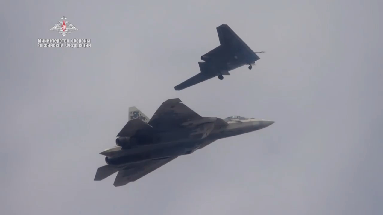 Первый совместный полет БЛА «Охотник» и истребителя Су-57 смотреть онлайн