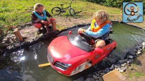 Дети и Машина. Диана и Даня сделали машину-лодку. Манкиту