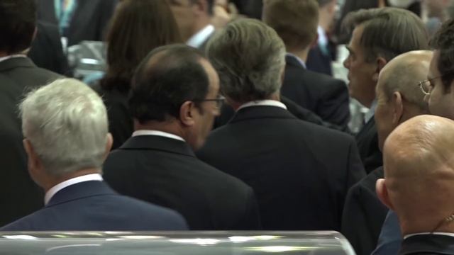 French President François Hollande visits the Safran Stand смотреть онлайн