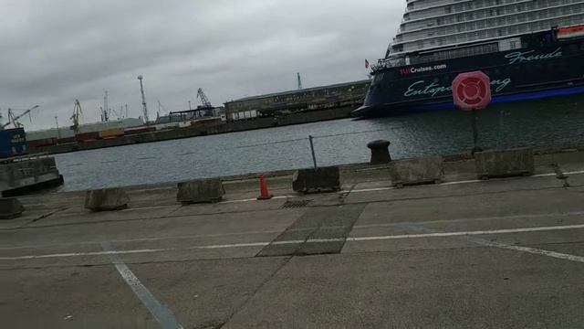 Круизный лайнер на приколе в порту Росток. смотреть онлайн