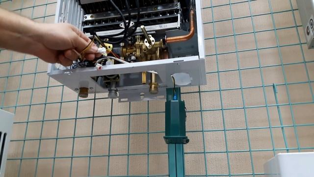 Снимаем водно-газовый узел с газовой колонки. How to remove a water-gas unit from gas water heater? смотреть онлайн