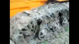 Трактор ДТ-75 пашет ПО ГРЯЗИ! ЖЕСТЬ! Soviet tractor plows through the mud!