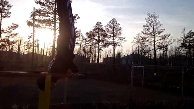 Выход в стойку на брусьях.урок 4(Александр Савич)