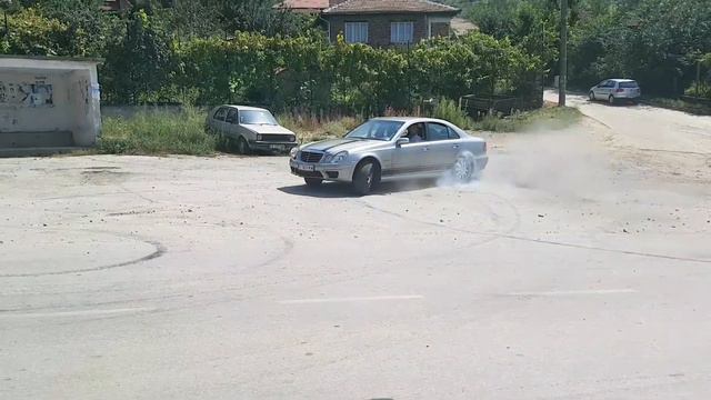 Mercedes w211 2.7cdi(not stock) burn out смотреть онлайн