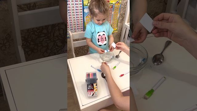 Волшебное рисование на воде при помощи ложеи и маркера на водной основе? смотреть онлайн