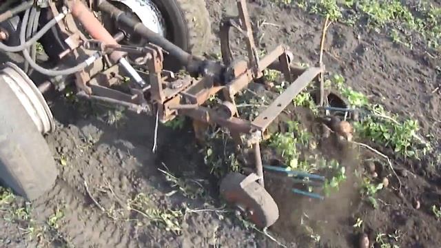 Самодельный трактор с картофелекопалкой || Homemade tractor смотреть онлайн