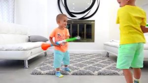 Bad Baby Близнецы разыграли Маму! Twins Prank Mommy - Shark Attack Kids Compilation