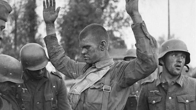 Какие вещи немецкие солдаты в первую очередь снимали с красноармейцев смотреть онлайн