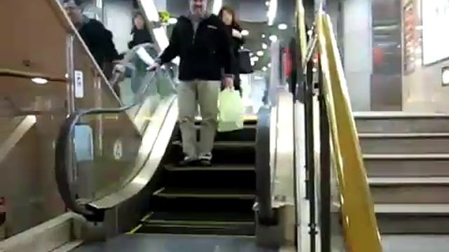 World's Shortest Escalator ( Самый маленький эскалатор )