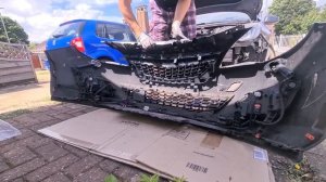 How to remove the front grill on Vauxhall/Opel ASTRA J 5 doors with a badgeless grill