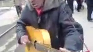 Дед рубит Рок'н'ролл на гитаре.