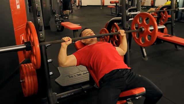 Жим штанги лежа на наклонной скамье. Техника выполнения