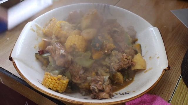 【百味大彭东北大丰收，排骨和菜一锅炖，香烂入味，仨人能吃又能喝，好过瘾