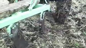 Работа стоек параплау на раме плуга ПЛН 3,35.