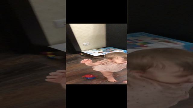 Первые шаги Адель. 11 месяцев