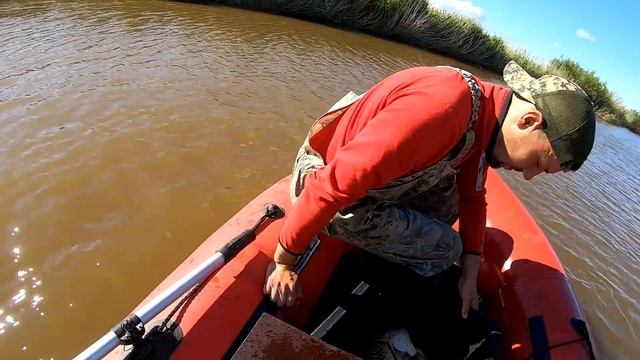 Рыбалка около секретного моста на сазана или накрывашка в деле! Кастинговая сеть , рыбалка с лодки. смотреть онлайн