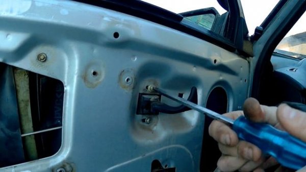 не открывается дверь ваз 2115 , 2114 . не открывается дверь снаружи и изнутри. устранение поломки