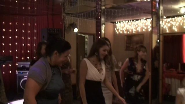 Алёна ловит букет невесты.mp4 смотреть онлайн