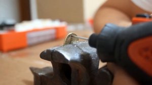 Новички делают медальончик из монеты с помощью гравировальной машины/гравера/бормашины
