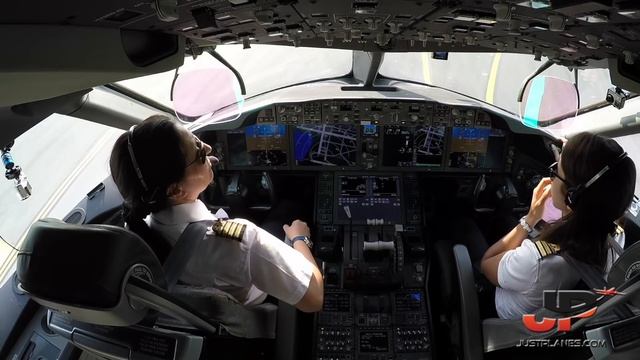 Boeing 787 landing & takeoff at New York JFK Airport | Royal Air Maroc Dreamliner смотреть онлайн