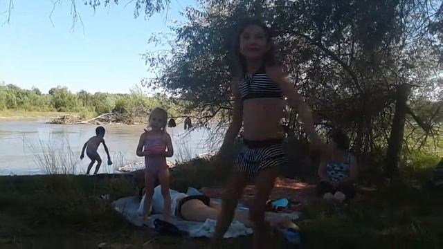 Поёт Амина "едем едем в соседнее село" и Ариша смотреть онлайн