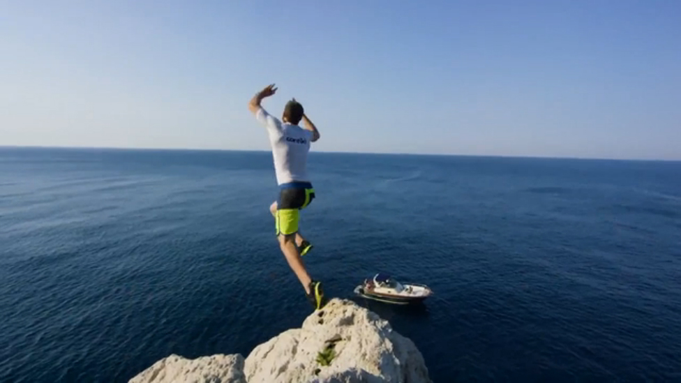 Крутой клифф-джампинг в Италии смотреть онлайн