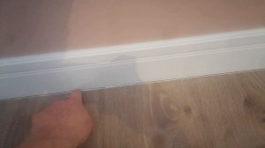 Никогда не замазывай примыкание плинтуса к ламинату.