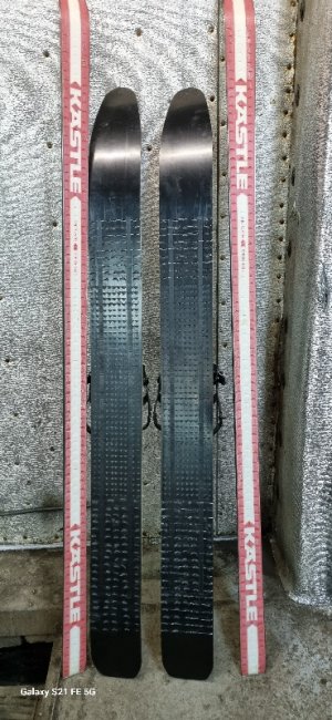 Насечки на охотничьи лыжи для туризма.