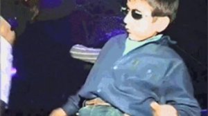 пацан танцует в очках