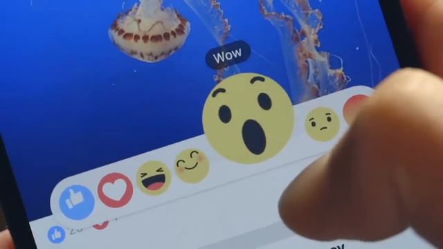 Facebook расширяет возможности кнопки "лайк" смотреть онлайн
