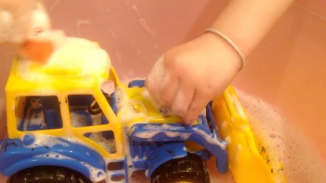 Видео для детей. Экскаватор приехал на мойку! Video for children смотреть онлайн