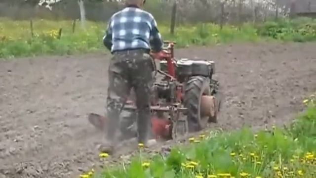 Нарезаем борозды под картофель по свежей пахоте. смотреть онлайн