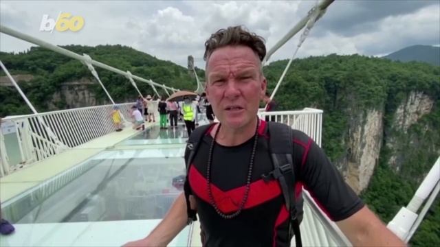 Must See! Daredevils Bungee Jump Off the World’s Tallest Glass-Bottomed Footbridge смотреть онлайн