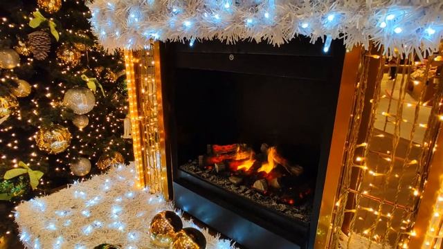 С Новым Годом и Рождеством!!! Красивая елочка, камин и кресло Деда Мороза! смотреть онлайн