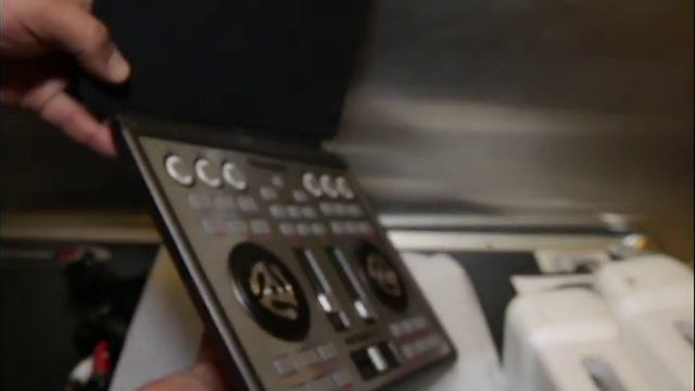 Numark MIXTRACK EDGE Box Opening / Unboxing by: DJ Esco смотреть онлайн