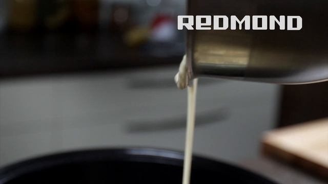 Шарлотка с яблоками, видео рецепт для аэрогриля REDMOND RAG-241 #4 смотреть онлайн