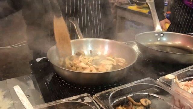 Настоящая итальянская паста с грибами в сливочно-сырном соусе смотреть онлайн