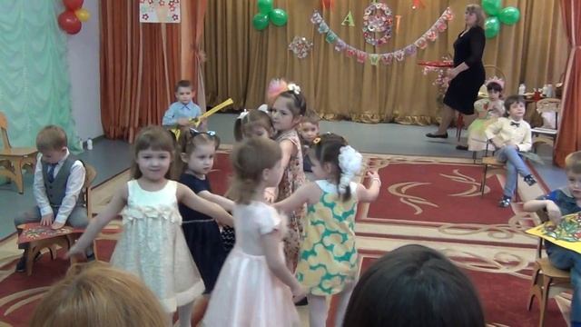 Танец под песню "Девочки фабричные" (07.03.17г) смотреть онлайн