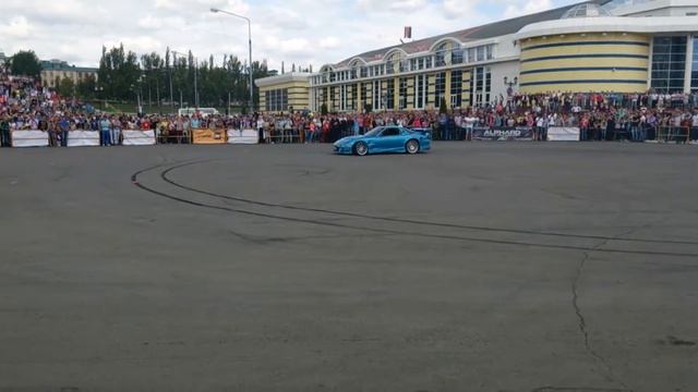 Дрифтинг: Nissan skyline и Mazda rx-7 на автошоу. смотреть онлайн