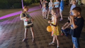 Вероника танцует под выступление певца на набережной Анапы!