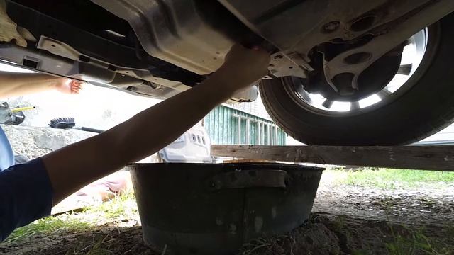Замена масла в двигателе Митсубиси АСХ 1.8 CVT 2010 смотреть онлайн