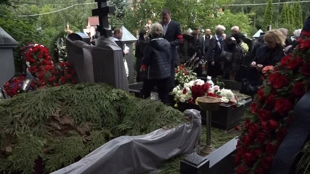 Похороны художника Виктора Чижикова - автора Олимипийского Мишки, на Востряковском кладбище Москвы смотреть онлайн