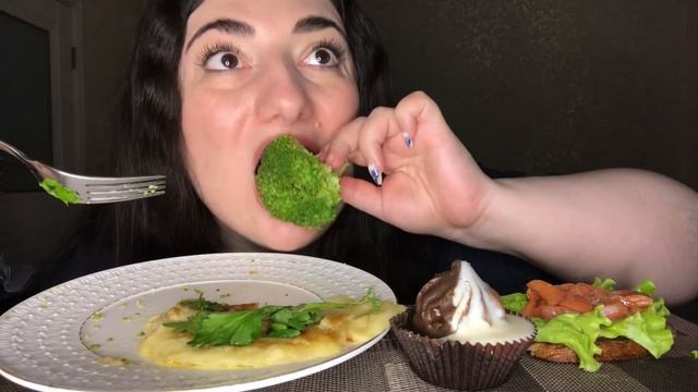 МУКБАНГ СЕМГА ? / ЖАРЕНЫЙ СЫР СУЛУГУНИ ? / ТОСТЫ С СЁМГОЙ / ДЕСЕРТ ? / MUKBANG SALMON / not ASMR смотреть онлайн