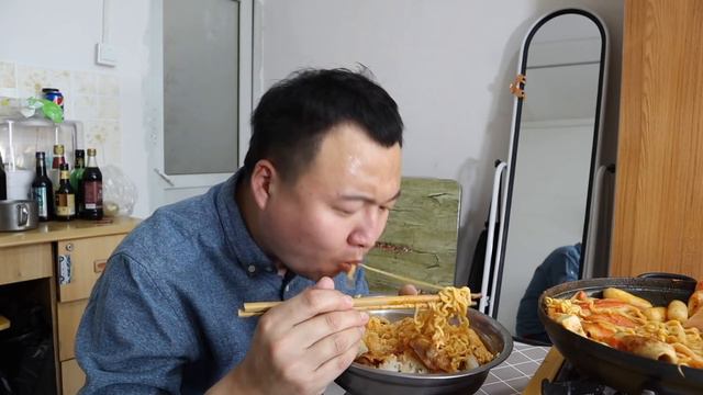 首次最豪华版“部队火锅”，再来包泡面，完美！【cram阿强】 смотреть онлайн