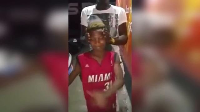 Человек сова! Парень поворачивает голову на 180 градусов! смотреть онлайн