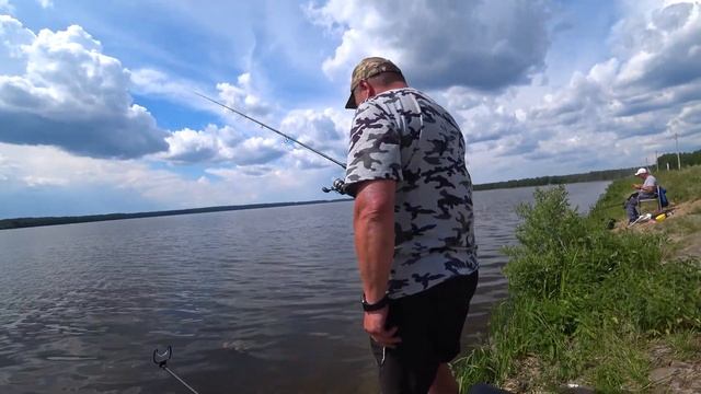 Рыбалка Чечевичи Дамба. Витя съел Червя !Лучшие Велики в Могилёве.Fishing.Vitya is eating the Worm. смотреть онлайн
