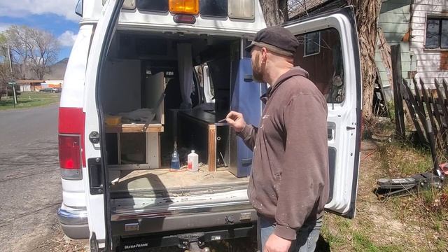 Van Build Challenge! One Person, One Week, $1000! Turning a dirty old work van to beautiful camper. смотреть онлайн