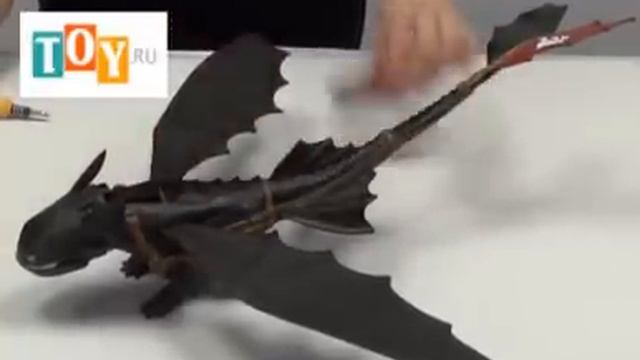 Игрушка Дрэгонс (Dragons) Большой дракон Беззубик, дышит огнем смотреть онлайн